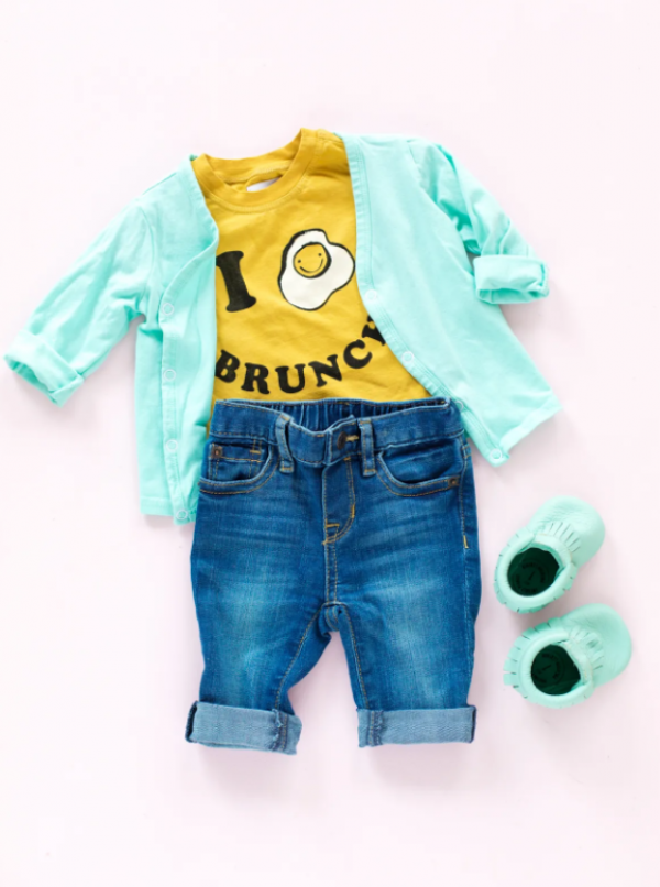 Baju bayi dengan pola garis-garis warna cerah